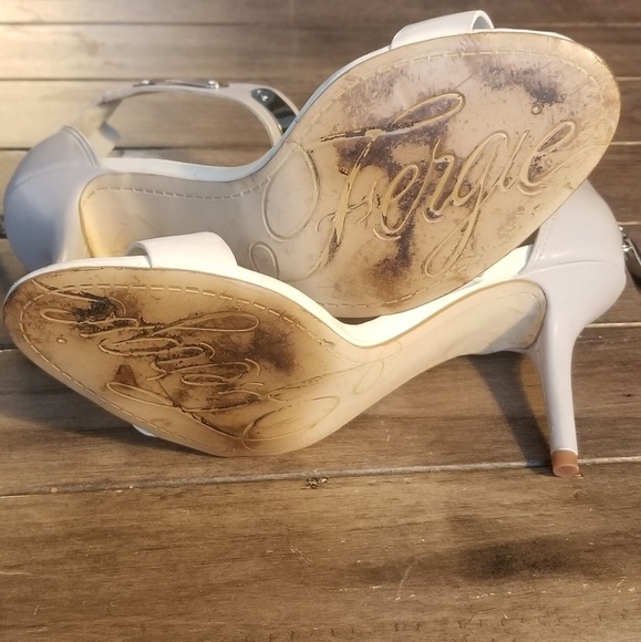 Fergie white leather open toe ankle strap sandal. - Picture 5 of 5
